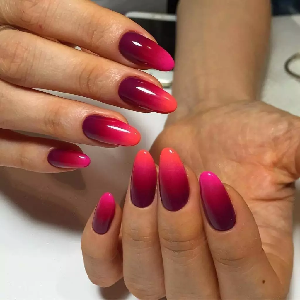 Manicure Ombre (izithombe eziyi-184): Kuyini? Ungawenza kanjani umhlanganisi omhlophe futhi okhanyayo kwizipikili ngesitayela se-ombre ibhulashi futhi kwenzeka kanjani lokhu kuhlungwa ku-gradient? 6379_41