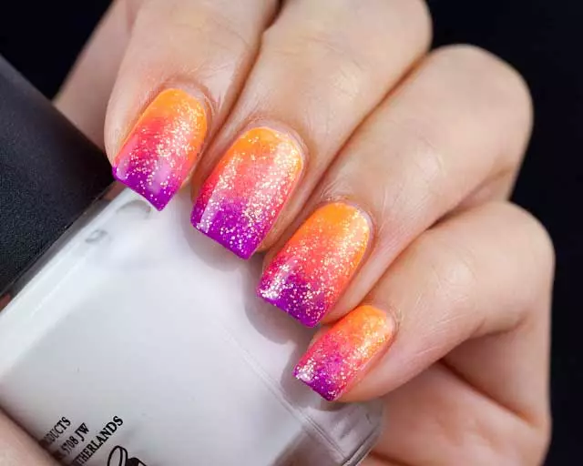 ombre ombre manicure (184 ຮູບ): ມັນແມ່ນຫຍັງ? ວິທີການເຮັດເຄືອບສີຂາວແລະເບົາ ໆ ໃນເລັບໃນແບບຂອງການ Orbre Brush ແລະຜົນກະທົບນີ້ແຕກຕ່າງຈາກສະຫງ່າລາສີແນວໃດ? 6379_53