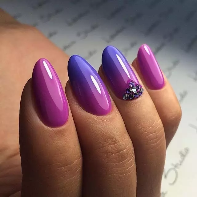 Manicure Ombre (izithombe eziyi-184): Kuyini? Ungawenza kanjani umhlanganisi omhlophe futhi okhanyayo kwizipikili ngesitayela se-ombre ibhulashi futhi kwenzeka kanjani lokhu kuhlungwa ku-gradient? 6379_54