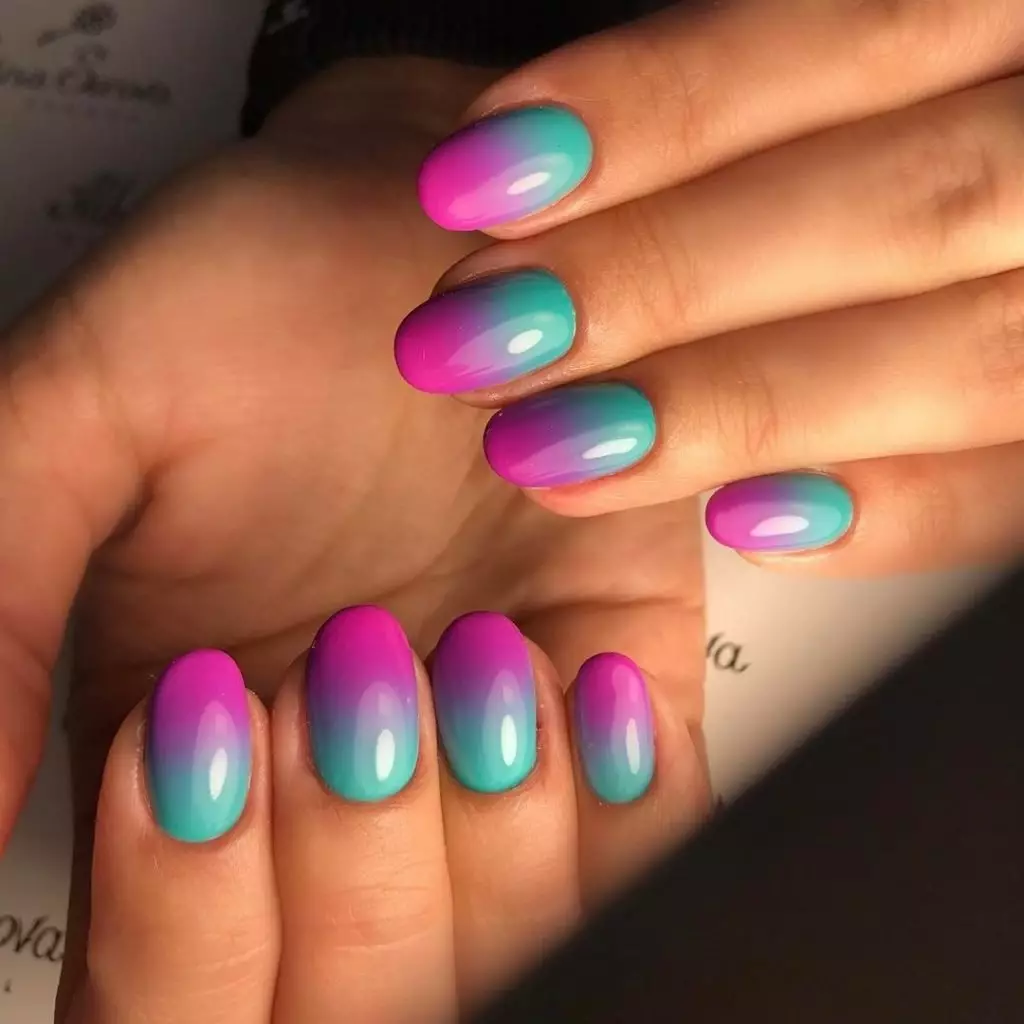 Manicure ombre (184 foto): cos'è? Come fare un rivestimento bianco e leggero sulle unghie nello stile del pennello ombre e in che modo questo effetto differisce dal gradiente? 6379_67