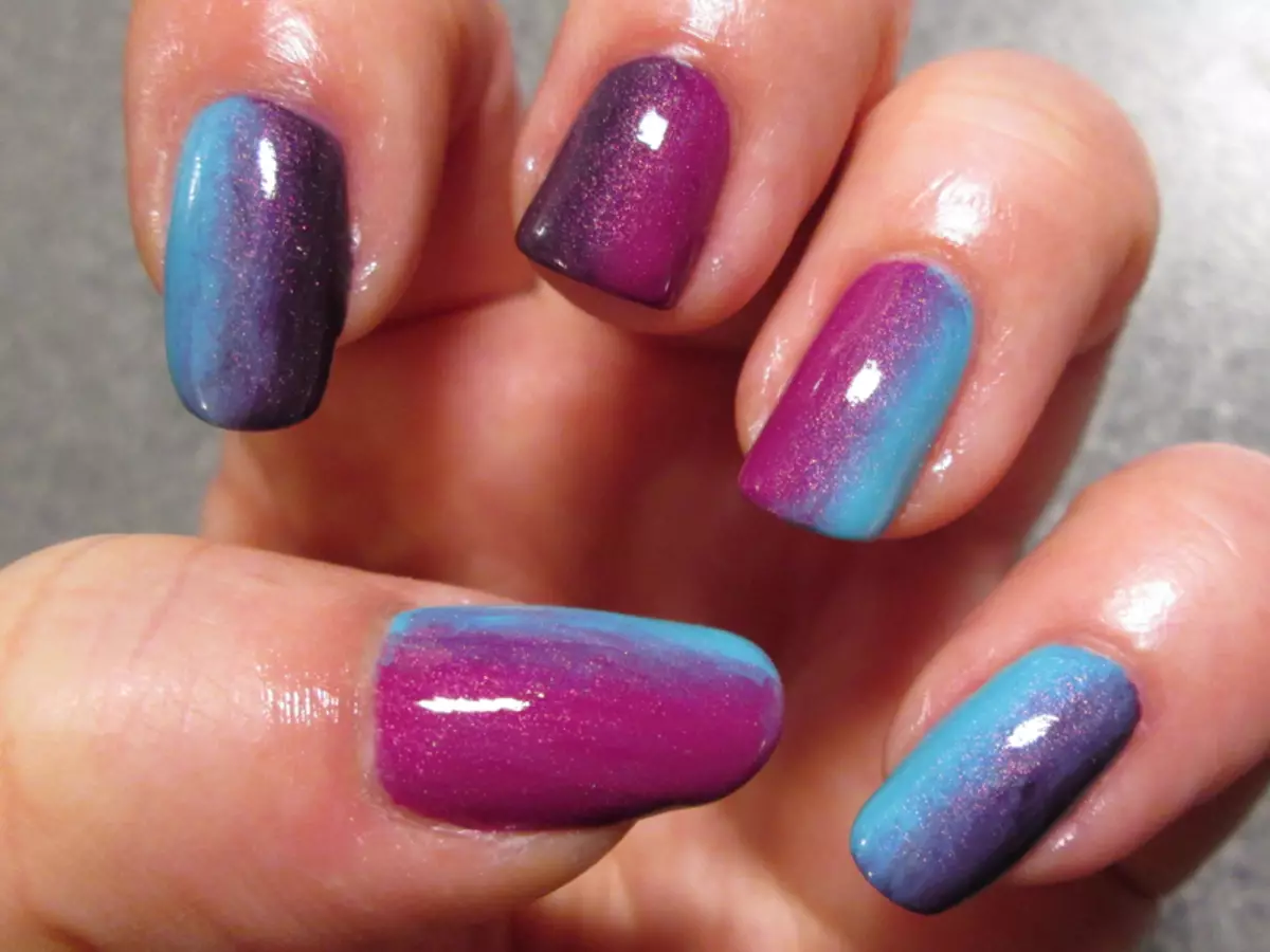 Manicure Ombre (184 grianghraf): Cad é atá ann? Conas sciath bán agus éadrom a dhéanamh ar na tairní i stíl scuab na hOmbre agus conas a dhéanann an éifeacht seo difriúil leis an ngrádán? 6379_73