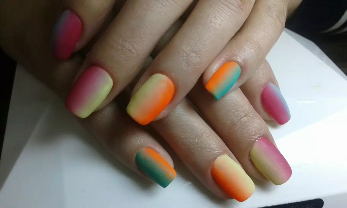 Manicure Ombre (184 ata): O le a ai? Le auala e faia ai se ufiufi sinasina ma le malamalama i luga o le fao i le faiga o ombre pulumu ma e faapefea ona ese mai lenei aafiaga mai le gradient? 6379_87