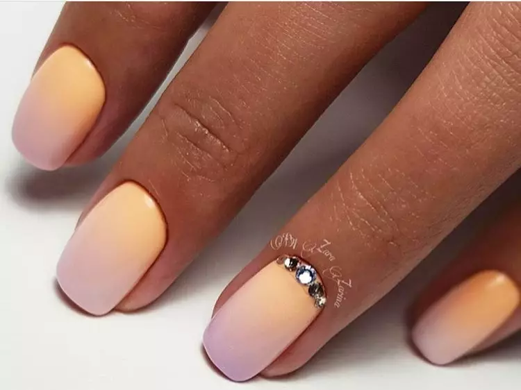 Manicure omre (184 mafoto): Chii icho? Maitiro ekugadzira chena uye mwenje uchibatanidza pamapikiri mune chimiro cheOmbre burashi uye maitiro aya akasiyana sei ne gradient? 6379_9