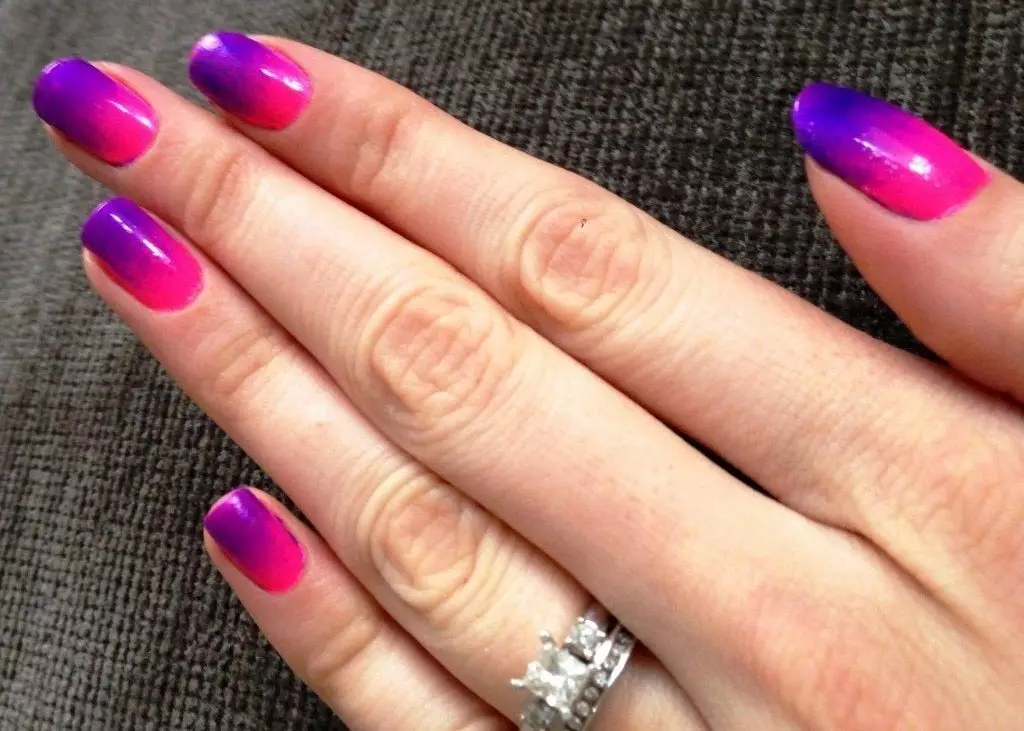 Manicure OMBRE (184 зураг): Энэ юу вэ? Ombre сойз бүхий хэв маягаар хумс дээр цагаан, хөнгөн бүрэх, энэ нөлөө нь градиентээс хэрхэн ялгаатай вэ? 6379_97