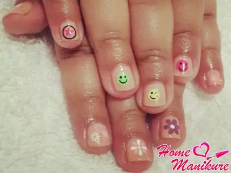 Manicure la 1an de septembro (53 fotoj): Najlo-dezajno por la unua alvoko en 6, 7 kaj 8a grado 6381_22