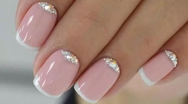 Kab tshoob Manicure (140 daim duab): Kev tsim nyog tsim rau cov ntsia hlau luv luv ntawm tus nkauj nyab rau lub cev tshoob, cov tswv yim zoo nkauj manicure rau cov qhua 6385_10