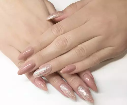 Kab tshoob Manicure (140 daim duab): Kev tsim nyog tsim rau cov ntsia hlau luv luv ntawm tus nkauj nyab rau lub cev tshoob, cov tswv yim zoo nkauj manicure rau cov qhua 6385_109