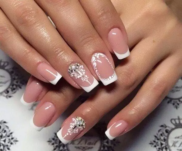 Kab tshoob Manicure (140 daim duab): Kev tsim nyog tsim rau cov ntsia hlau luv luv ntawm tus nkauj nyab rau lub cev tshoob, cov tswv yim zoo nkauj manicure rau cov qhua 6385_111