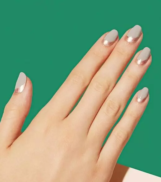 Kab tshoob Manicure (140 daim duab): Kev tsim nyog tsim rau cov ntsia hlau luv luv ntawm tus nkauj nyab rau lub cev tshoob, cov tswv yim zoo nkauj manicure rau cov qhua 6385_115