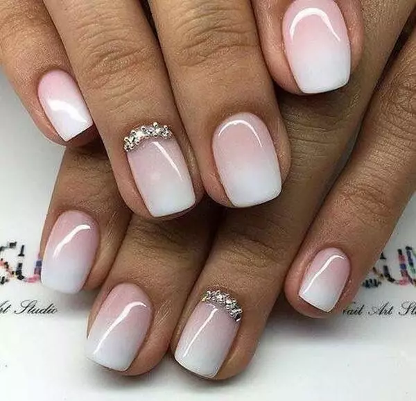 Kab tshoob Manicure (140 daim duab): Kev tsim nyog tsim rau cov ntsia hlau luv luv ntawm tus nkauj nyab rau lub cev tshoob, cov tswv yim zoo nkauj manicure rau cov qhua 6385_120