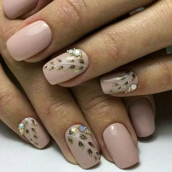 Kab tshoob Manicure (140 daim duab): Kev tsim nyog tsim rau cov ntsia hlau luv luv ntawm tus nkauj nyab rau lub cev tshoob, cov tswv yim zoo nkauj manicure rau cov qhua 6385_124