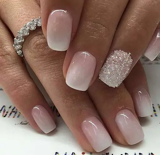 Kab tshoob Manicure (140 daim duab): Kev tsim nyog tsim rau cov ntsia hlau luv luv ntawm tus nkauj nyab rau lub cev tshoob, cov tswv yim zoo nkauj manicure rau cov qhua 6385_22