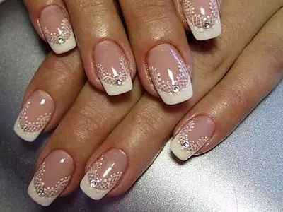 Kab tshoob Manicure (140 daim duab): Kev tsim nyog tsim rau cov ntsia hlau luv luv ntawm tus nkauj nyab rau lub cev tshoob, cov tswv yim zoo nkauj manicure rau cov qhua 6385_26