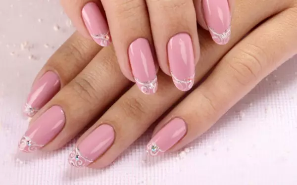 Kab tshoob Manicure (140 daim duab): Kev tsim nyog tsim rau cov ntsia hlau luv luv ntawm tus nkauj nyab rau lub cev tshoob, cov tswv yim zoo nkauj manicure rau cov qhua 6385_28