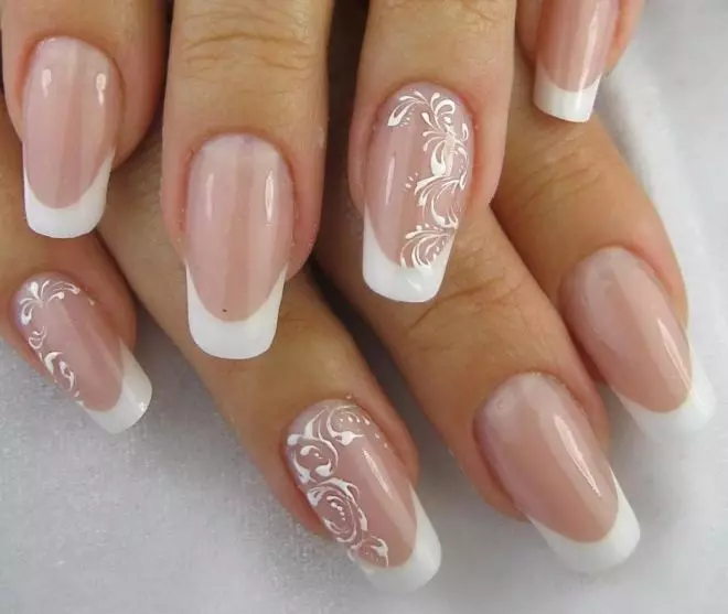 Kab tshoob Manicure (140 daim duab): Kev tsim nyog tsim rau cov ntsia hlau luv luv ntawm tus nkauj nyab rau lub cev tshoob, cov tswv yim zoo nkauj manicure rau cov qhua 6385_29