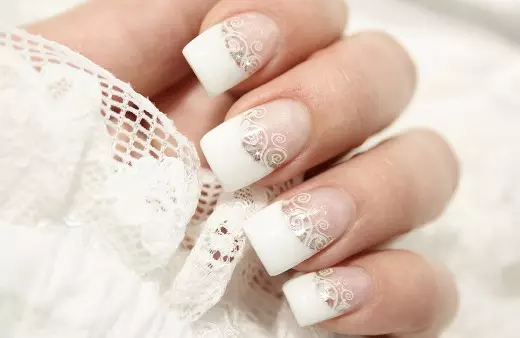 Kab tshoob Manicure (140 daim duab): Kev tsim nyog tsim rau cov ntsia hlau luv luv ntawm tus nkauj nyab rau lub cev tshoob, cov tswv yim zoo nkauj manicure rau cov qhua 6385_30