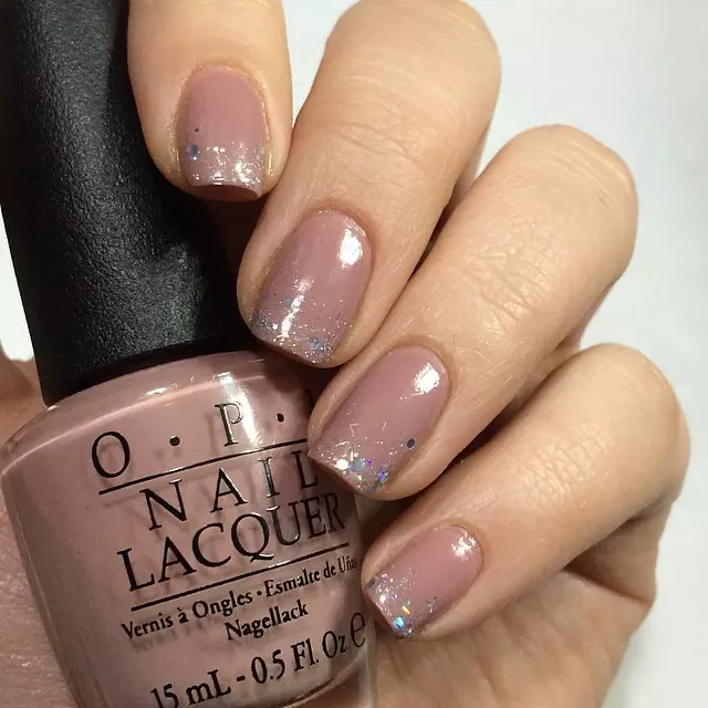 Kab tshoob Manicure (140 daim duab): Kev tsim nyog tsim rau cov ntsia hlau luv luv ntawm tus nkauj nyab rau lub cev tshoob, cov tswv yim zoo nkauj manicure rau cov qhua 6385_38