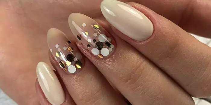 Kab tshoob Manicure (140 daim duab): Kev tsim nyog tsim rau cov ntsia hlau luv luv ntawm tus nkauj nyab rau lub cev tshoob, cov tswv yim zoo nkauj manicure rau cov qhua 6385_46