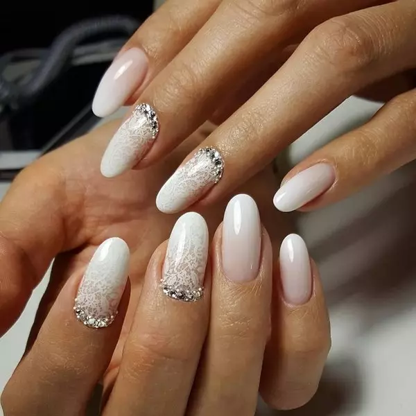 Kab tshoob Manicure (140 daim duab): Kev tsim nyog tsim rau cov ntsia hlau luv luv ntawm tus nkauj nyab rau lub cev tshoob, cov tswv yim zoo nkauj manicure rau cov qhua 6385_53