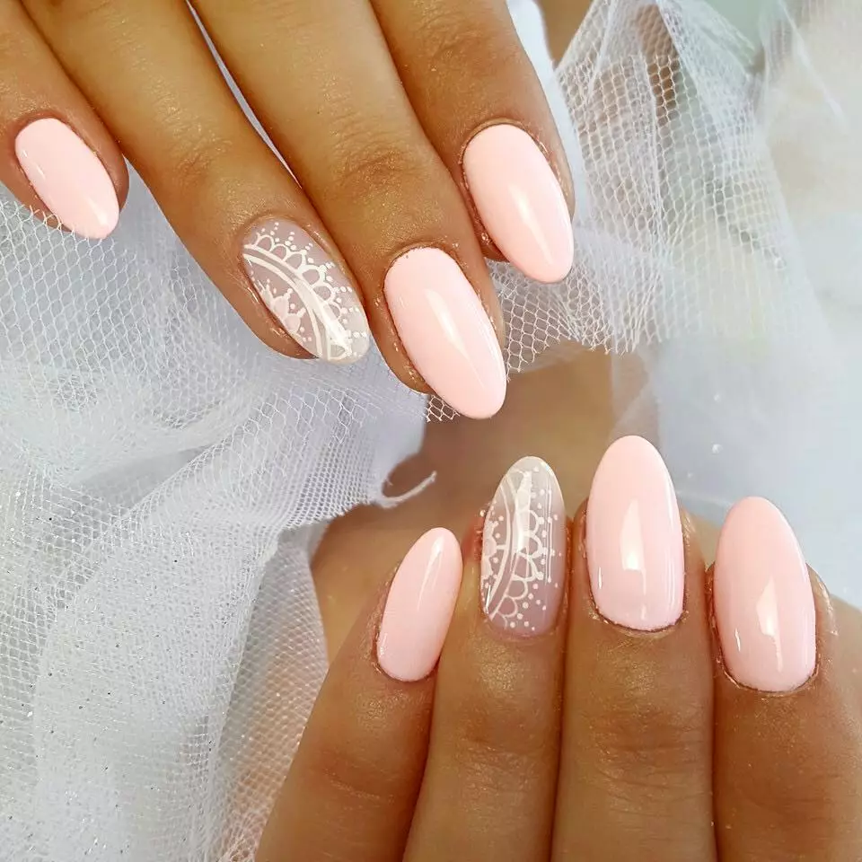 Kab tshoob Manicure (140 daim duab): Kev tsim nyog tsim rau cov ntsia hlau luv luv ntawm tus nkauj nyab rau lub cev tshoob, cov tswv yim zoo nkauj manicure rau cov qhua 6385_55