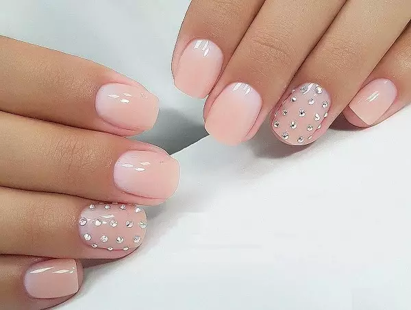 Kab tshoob Manicure (140 daim duab): Kev tsim nyog tsim rau cov ntsia hlau luv luv ntawm tus nkauj nyab rau lub cev tshoob, cov tswv yim zoo nkauj manicure rau cov qhua 6385_59