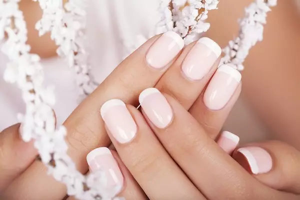 Kab tshoob Manicure (140 daim duab): Kev tsim nyog tsim rau cov ntsia hlau luv luv ntawm tus nkauj nyab rau lub cev tshoob, cov tswv yim zoo nkauj manicure rau cov qhua 6385_63