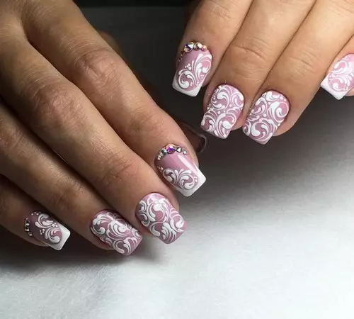 Kab tshoob Manicure (140 daim duab): Kev tsim nyog tsim rau cov ntsia hlau luv luv ntawm tus nkauj nyab rau lub cev tshoob, cov tswv yim zoo nkauj manicure rau cov qhua 6385_79