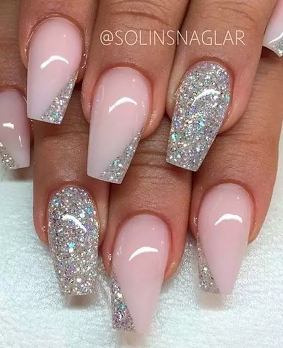 Kab tshoob Manicure (140 daim duab): Kev tsim nyog tsim rau cov ntsia hlau luv luv ntawm tus nkauj nyab rau lub cev tshoob, cov tswv yim zoo nkauj manicure rau cov qhua 6385_84