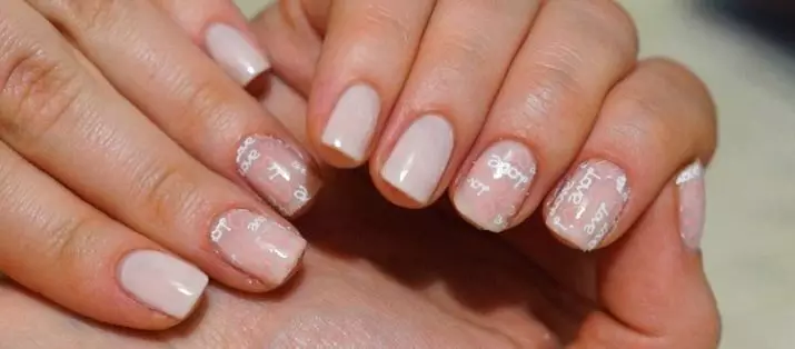 Kab tshoob Manicure (140 daim duab): Kev tsim nyog tsim rau cov ntsia hlau luv luv ntawm tus nkauj nyab rau lub cev tshoob, cov tswv yim zoo nkauj manicure rau cov qhua 6385_88