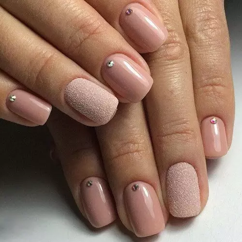 Kab tshoob Manicure (140 daim duab): Kev tsim nyog tsim rau cov ntsia hlau luv luv ntawm tus nkauj nyab rau lub cev tshoob, cov tswv yim zoo nkauj manicure rau cov qhua 6385_89