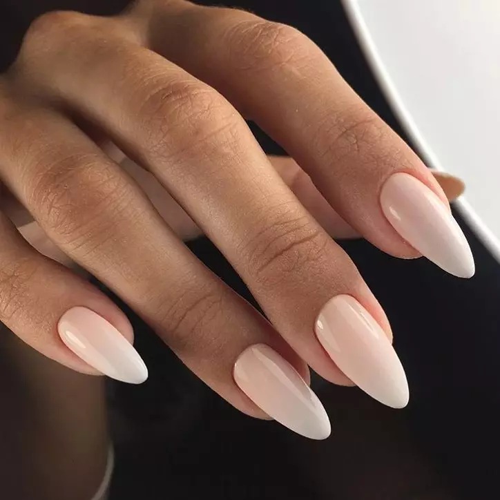 Kab tshoob Manicure (140 daim duab): Kev tsim nyog tsim rau cov ntsia hlau luv luv ntawm tus nkauj nyab rau lub cev tshoob, cov tswv yim zoo nkauj manicure rau cov qhua 6385_91