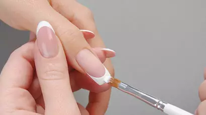 Kab tshoob Manicure (140 daim duab): Kev tsim nyog tsim rau cov ntsia hlau luv luv ntawm tus nkauj nyab rau lub cev tshoob, cov tswv yim zoo nkauj manicure rau cov qhua 6385_97