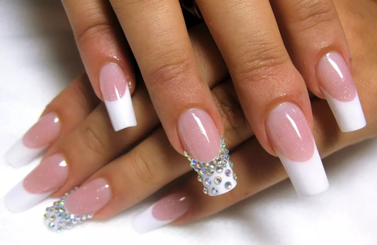 Kab tshoob Manicure (140 daim duab): Kev tsim nyog tsim rau cov ntsia hlau luv luv ntawm tus nkauj nyab rau lub cev tshoob, cov tswv yim zoo nkauj manicure rau cov qhua 6385_99