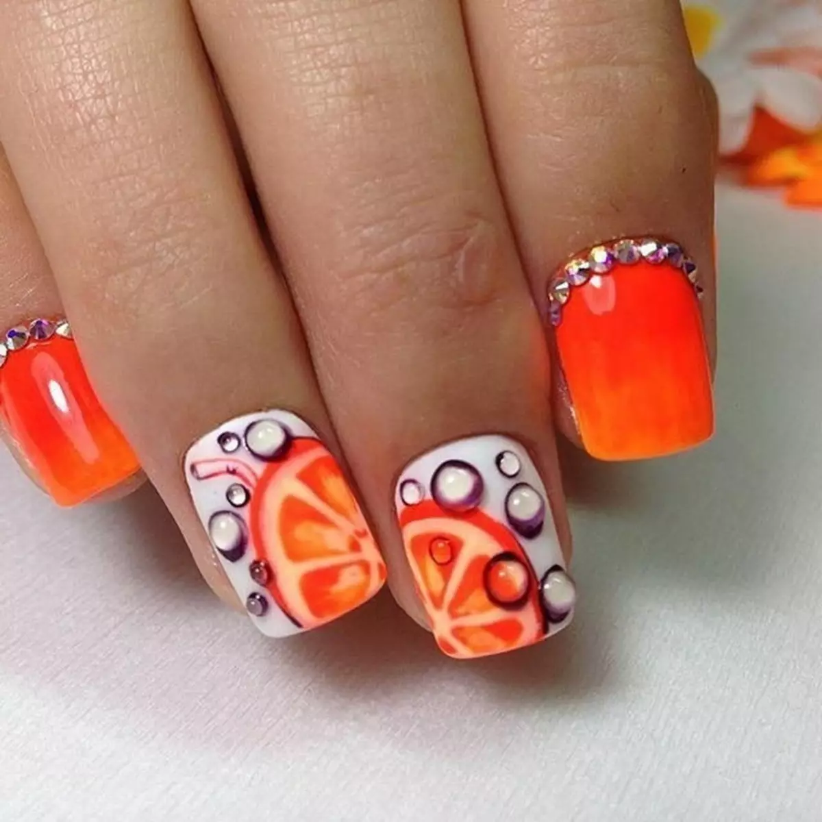 Sitrus op naels (39 foto's): Stap-vir-stap manicure tegniek met suurlemoenskywe, kalk, pomelo's en oranje. Ontwerp opsies 6390_19