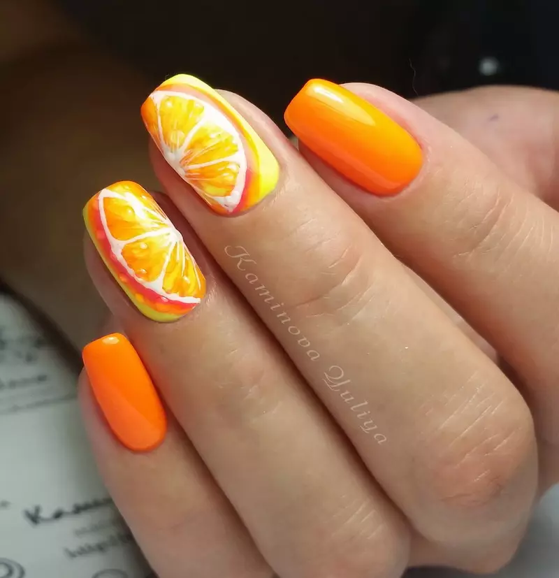 Agrumet në thonjtë (39 foto): Teknika manicure hap pas hapi me feta limoni, gëlqere, grejpfrut dhe portokalli. Opsionet e dizajnit 6390_22