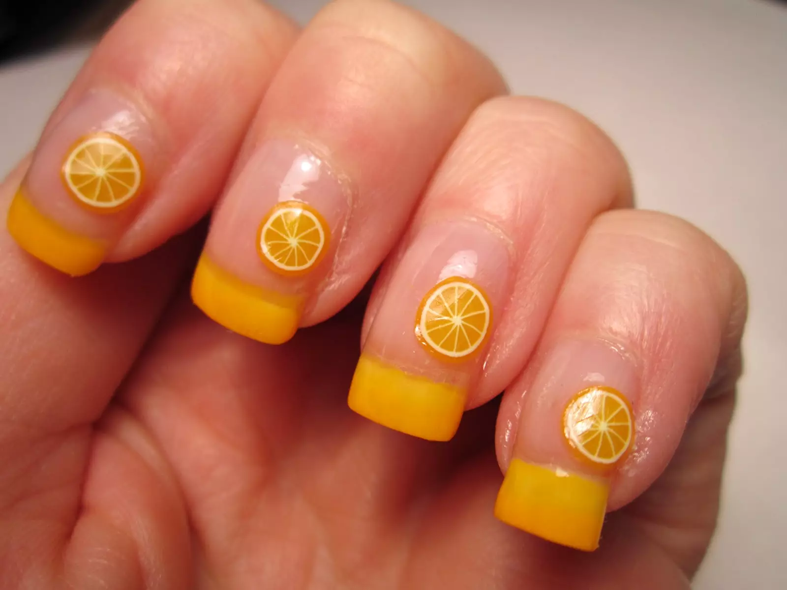 Agrumet në thonjtë (39 foto): Teknika manicure hap pas hapi me feta limoni, gëlqere, grejpfrut dhe portokalli. Opsionet e dizajnit 6390_39