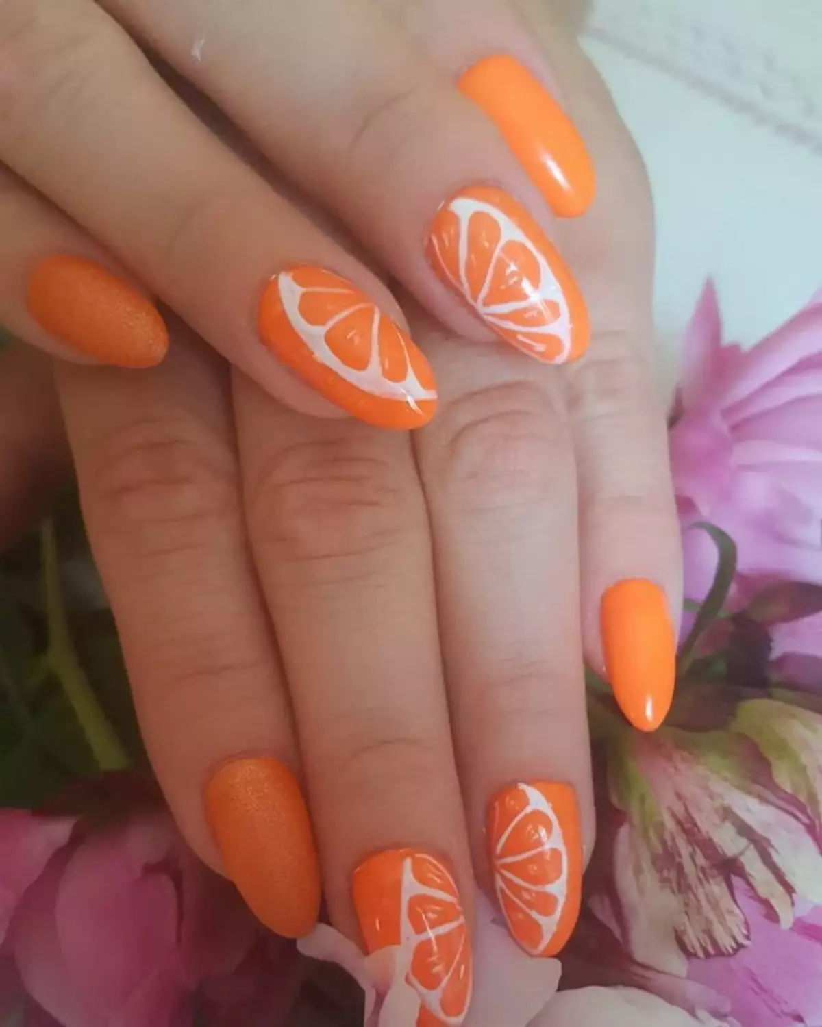 Оранжевый маникюр с цветами