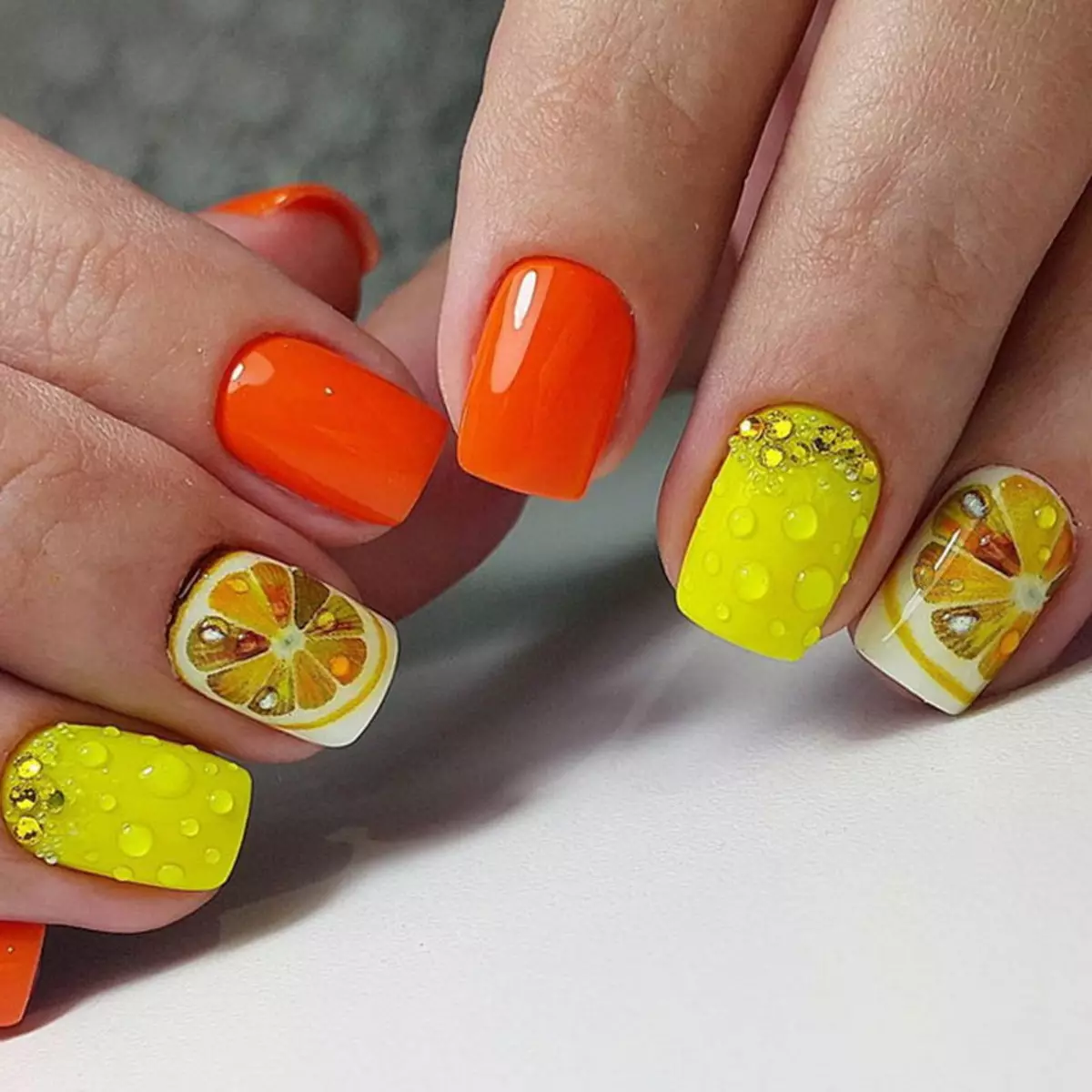 Citrus na noktima (39 fotografija): Tehnika manikure korak po korak s rezovima limuna, vapno, grejpfrut i narančasta. Mogućnosti dizajna 6390_8