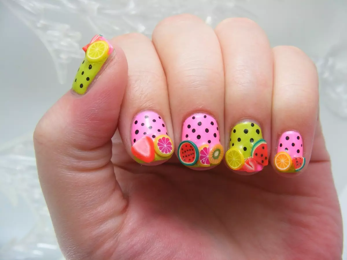 Дизайн ногтей с фруктами и ягодами резиновыми