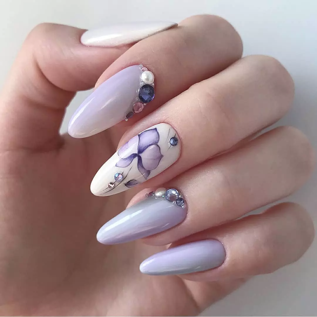 Kenmerke van die ontwerp van somer manicure (137 foto's): Nuwe idees van 'n helder somer manicure met tekeninge en strassen, pragtige opsies met style 6397_18