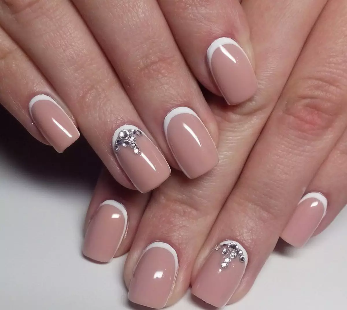 Kenmerke van die ontwerp van somer manicure (137 foto's): Nuwe idees van 'n helder somer manicure met tekeninge en strassen, pragtige opsies met style 6397_64