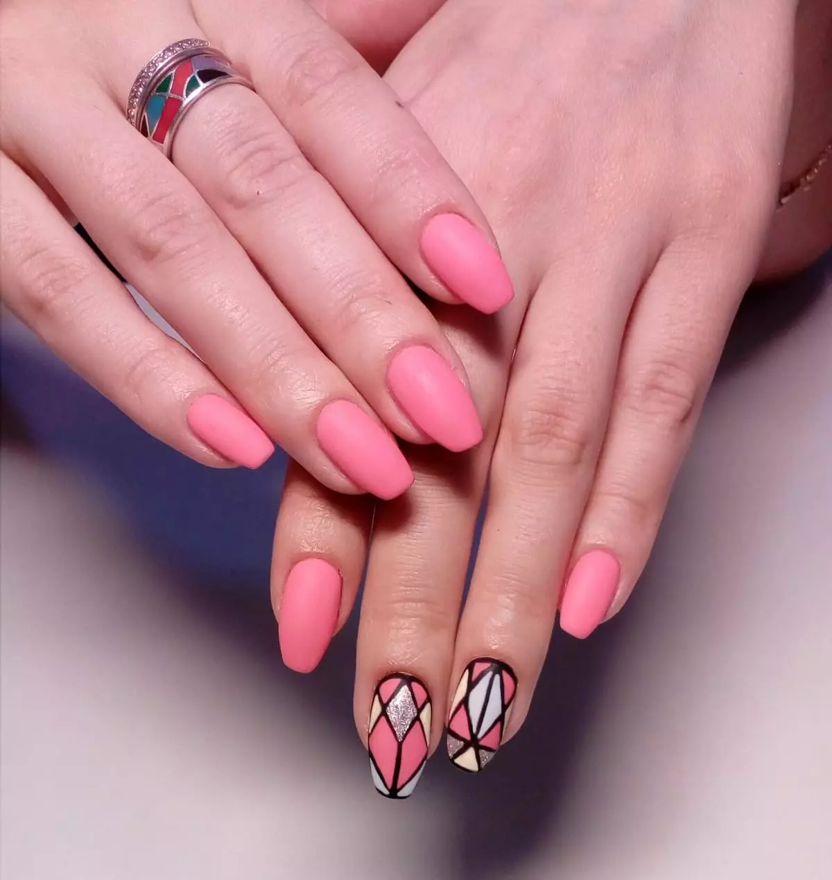 Kenmerke van die ontwerp van somer manicure (137 foto's): Nuwe idees van 'n helder somer manicure met tekeninge en strassen, pragtige opsies met style 6397_93