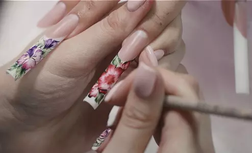 Watercolor on Nails (45 Foto): Manicure Design Menggunakan Lukisan Watercolor, Lukisan Teknik Menggunakan Varnish 6402_14