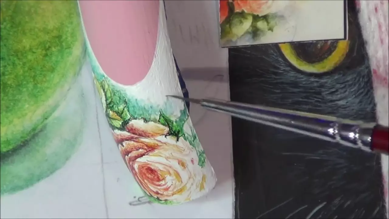 Cat air pada kuku (45 foto): desain manikur menggunakan lukisan cat air, teknik menggambar menggunakan pernis 6402_18