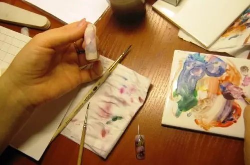 Akvarelė ant nagų (45 nuotraukos): dizaino manikiūras naudojant akvarelės tapybą, piešimo metodus naudojant laku 6402_3