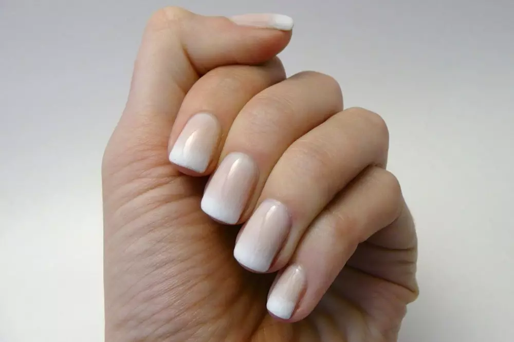 ombre manicure ຝຣັ່ງ (38 ຮູບ): ການອອກແບບເລັບໃນ FreNC ແລະເຕັກນິກສໍາຮອງ 6403_18