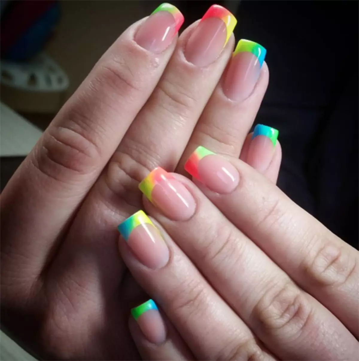 Разноцветный френч на ногтях квадратной формы фото