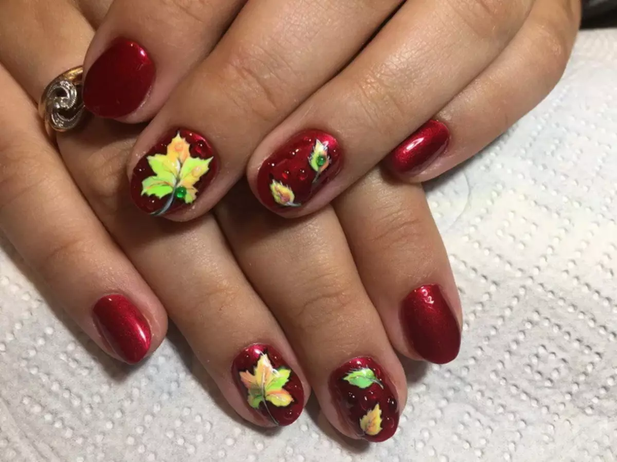 Бордовые ногти с листьями осенними