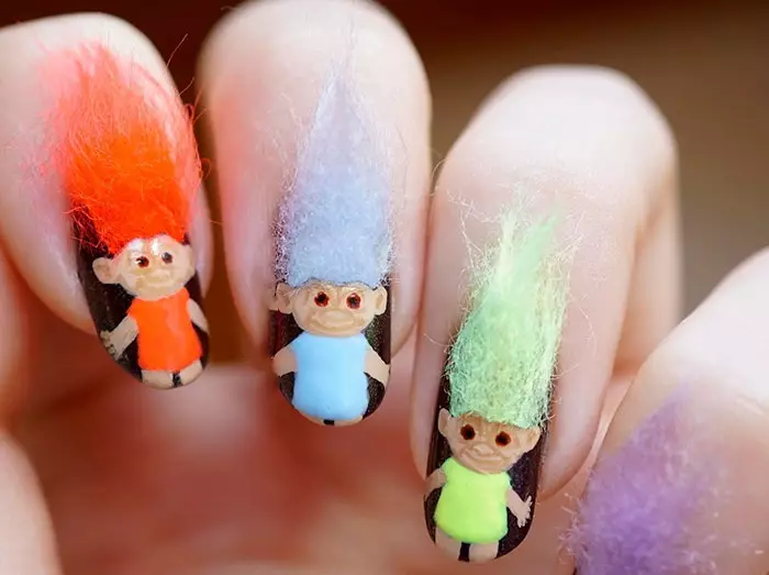 Grappige manikure (67 foto's): Funny Nail Design, grappige tekeningen op nagels mei grappen 6408_27