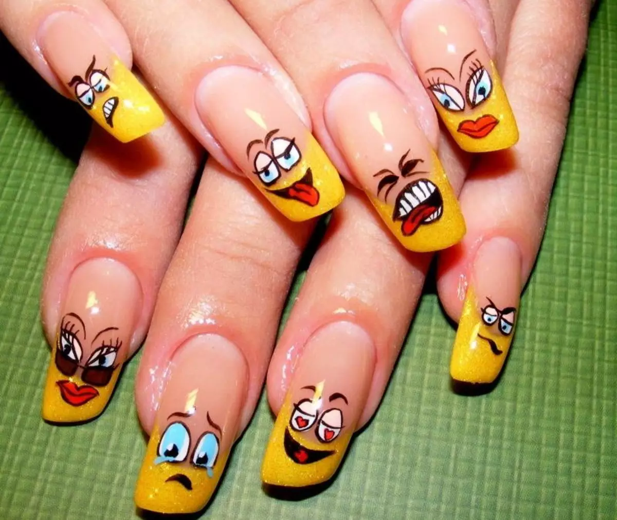 Manicure Funny (67 Foto): Reka Bentuk Nail Funny, Lukisan Funny pada Kuku dengan Jokes 6408_32